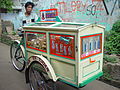 מזנון מאפים נייד על אופניים בג'קרטה, אינדונזיה