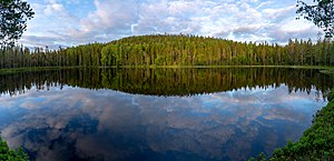 Inner-Abborrtjärnen och Mittiberget i gryningsljus.