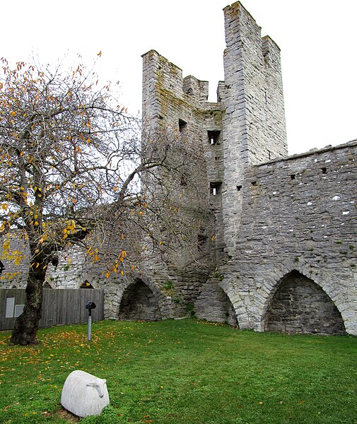 File:Insidan av torn norr om Brunnsporten Ringmuren Visby.jpg