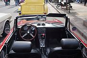 Español: Interior de auto antiguo en el desfile civico militar sobre la Av. Luro, Mar del Plata, Argentina