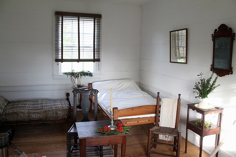 File:Interior of a late 18th century bedroom at the Red Hill Patrick Henry National Memorial, VA, USA.jpg