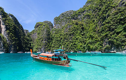 Barco de rabeta nas águas turquesas das Ilhas Phi Phi, Tailândia. (definição 5 144 × 3 252)