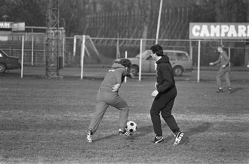 File:Johan Cruijff (rechts) doet oefeningen met Wim Janssen, Bestanddeelnr 931-8424.jpg