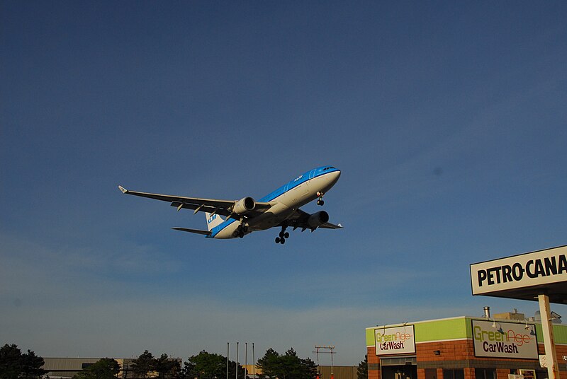 File:KLM - Royal Dutch Airlines Airbus A330-203 - PH-AOC - OC-503 - Place de la Concorde - Paris - Flight KL695 from AMS to YYZ (14432475871).jpg