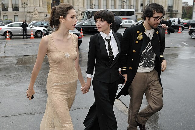 Lennon in 2009 with models Irina Lăzăreanu (center) and his partner Charlotte Kemp Muhl (left)