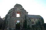 Muro di pietra con finestra di edificio in rovina.