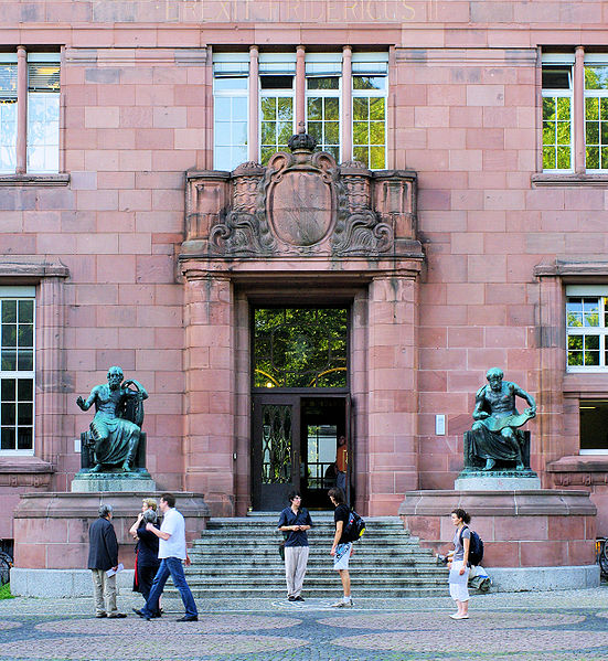 File:Kolleggebäude I Figur Eingang Fr.jpg