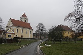 Kostel a fara v Cetkovicich.JPG