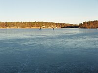 Isen har lagt sig på Kottlasjön. Foto: December 2008.