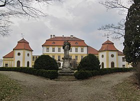Kravsko, zámek a socha.jpg