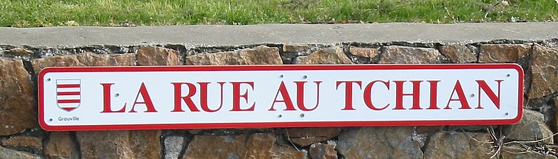 File:La Rue au Tchian Grouville Jèrri.jpg