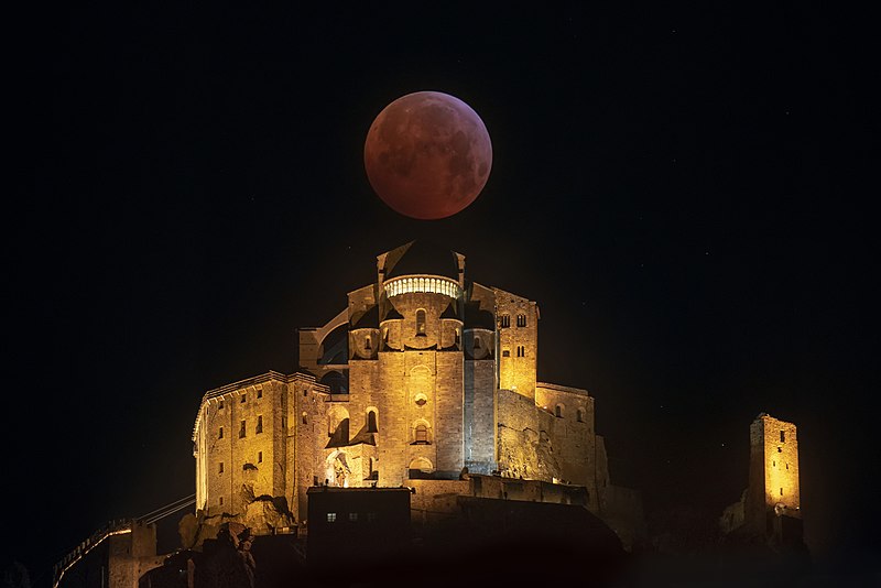 File:La Sacra di San Michele e la luna durante l'eclissi.jpg