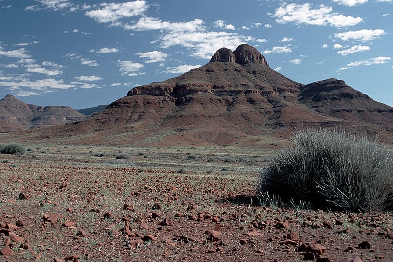 File:Landschaft bei Orupembe-Kaokoveld.jpg