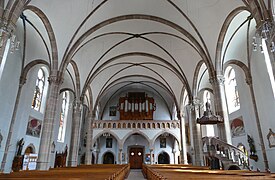 Vue intérieure de la nef vers la tribune d'orgue.