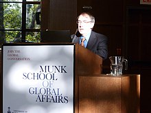 Larry M. Bartels falando na Munk School em U of T -b.jpg