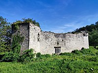 Nord-ouest : tour d'angle et vestige de l'échauguette. L'ouverture date du XIXe siècle.