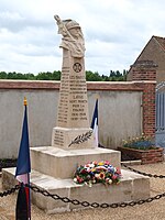 Poilu enveloppé dans les plis du drapeau (monument aux morts)