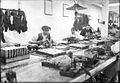 Concarneau : travail dans une conserverie, le soudage des boîtes de sardines (1913).