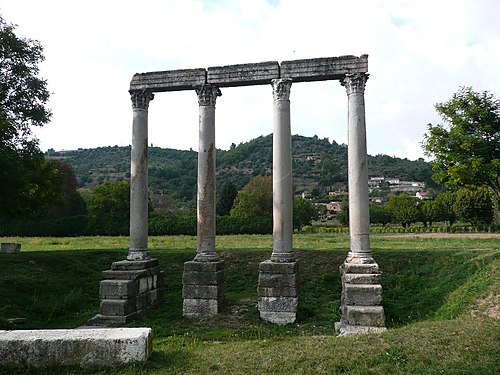 Photo - Quatre colonnes antiques surmontées d'un entablement