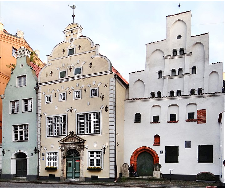 File:Les trois frères (Riga, la ville hanséatique).jpg