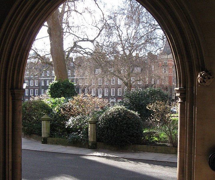 File:Lincoln's Inn-8458710684.jpg