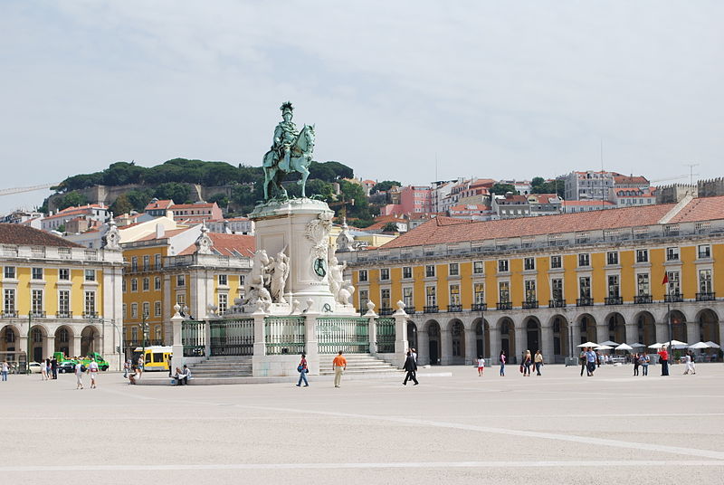 File:Lisboa - Praça do Comércio e o Castelo.jpg