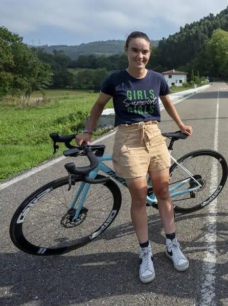 File:Lucia Ruiz Perez posando con su bicicleta.jpg