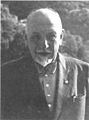 Luigi Pirandello riceve la notizia del conferimento del premio Nobel il 9 novembre 1934. sotto i flash dei fotografi accorsi nel suo studio di via Brusio, scrive a macchina: pagliacciate! Pagliacciate!