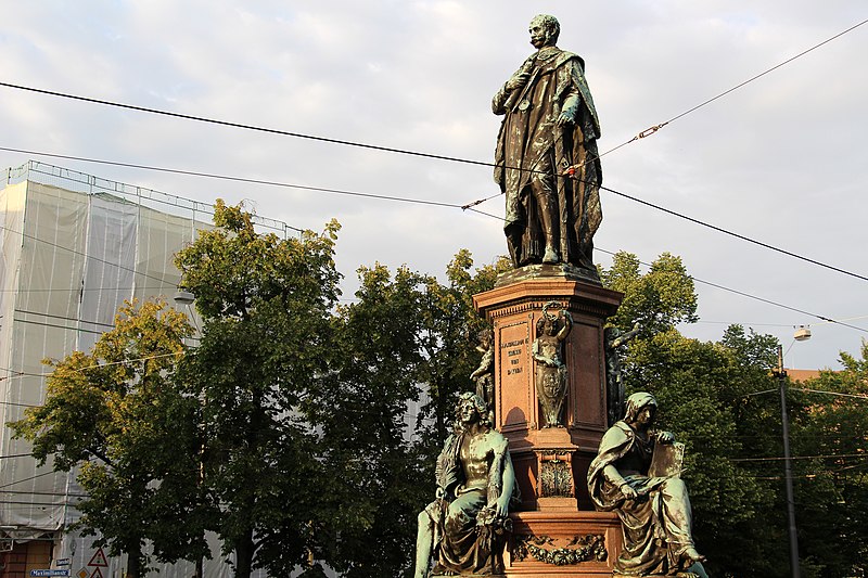 File:München - Maxmonument.jpg