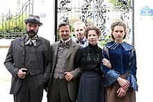 Urs Egger (Mitte) mit den Hauptdarstellern bei Dreharbeiten zu Eine Liebe für den Frieden – Bertha von Suttner und Alfred Nobel in Wien 2014