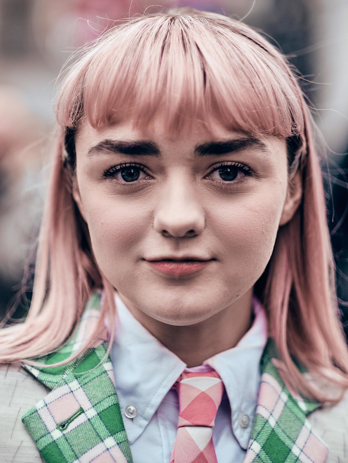 1200px-Maisie_Williams_Paris_Fashion_Week_Autumn_Winter_2019_%28cropped%29.jpg