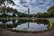 English: Pond Muhlia (former clay quarry) in Malamiadzviežynski garden square. Minsk, Belarus Беларуская: Сажалка Мухля ў Маламядзвежынскім скверы. Мінск, Беларусь Русский: Пруд Мухля в Маломедвежинском сквере (бывший глиняный карьер). Минск, Беларусь