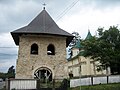 Turnul-clopotniţă şi biserica