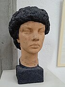 María Antonia Dans - escultura de Antonio López no Museo Galego de Arte Contemporánea Carlos Maside.jpg