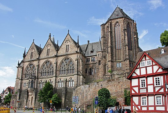 INSEECs dobbelt-kandidatuddannelsespartner og ældste protestantiske universitet i verden, Marburg University eller The Philipps University of Marburg (på tysk: Philipps-Universität Marburg) blev grundlagt i 1527 og er rangeret blandt de bedste bedste 70 universiteter verden over med hensyn til Nobelprisen vindere: 11 i alt.  Det gav også 11 Leibniz -prisvindere.  Blandt flere bemærkelsesværdige opfindere var den franske fysiker og matematiker: Denis Papin, en fransk huguenot, der opfandt dampmaskinen, var en Marburg University -alumn.