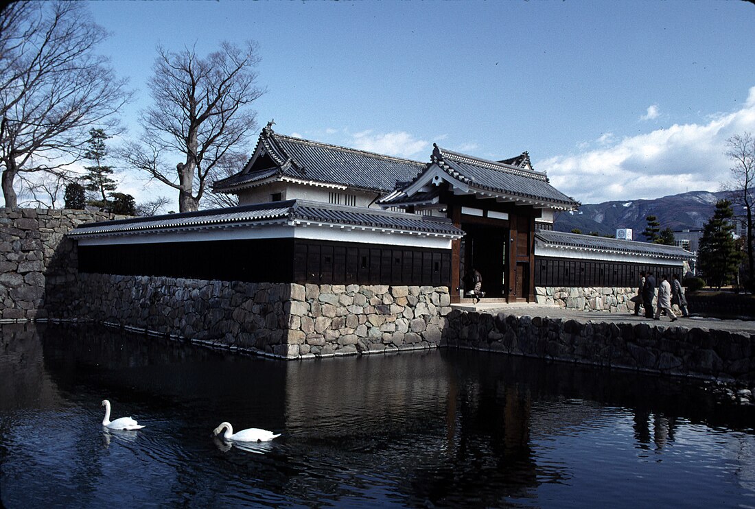 File:MatsumotoCastleGateMoat.jpg