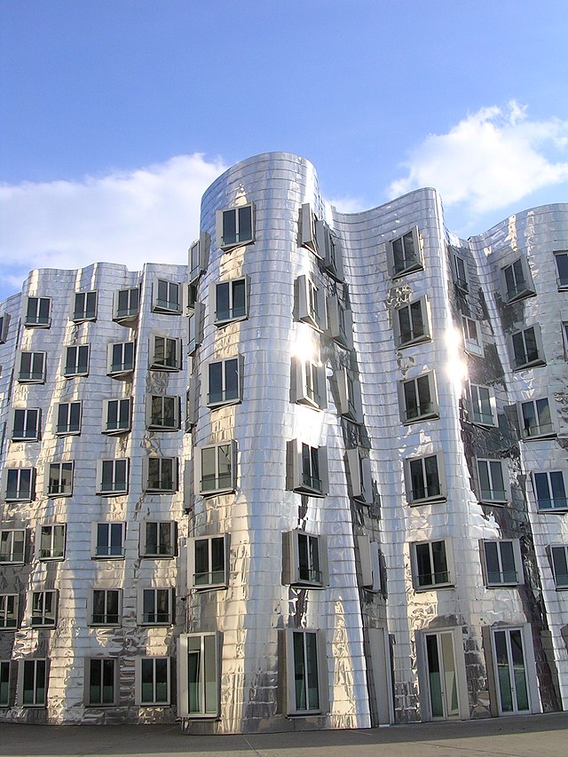 בתים "עקומים" בעיר דִיסְלְדוֹרף, בירת מדינת נורדריין-וסטפאליה שבגרמניה, בתכנון האדריכל פרנק גרי.