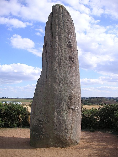 File:Menhir in Saint-Macaire-en-Mauges.jpg