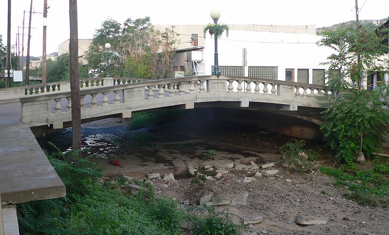 File:Miami Ave Bloody Tanks bridge from DS 1.JPG