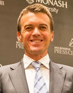 <span class="mw-page-title-main">Michael Rowland (news presenter)</span> Australian television presenter