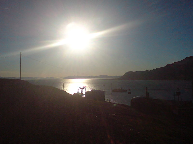 File:Midnight sun Longyearbyen.JPG