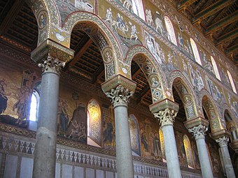Cleristoriul bizantin fără trifor din Catedrala din Monreale, Italia.