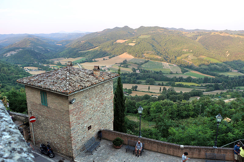 File:Montone, veduta dal borgo 01.JPG