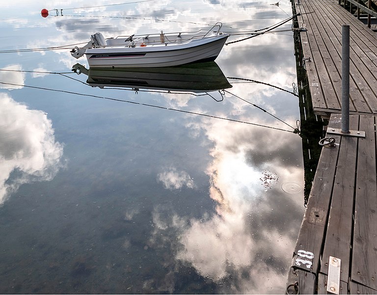 File:Motorboat Ryds 435DL and cloud reflections in Sämstad harbor 1.jpg