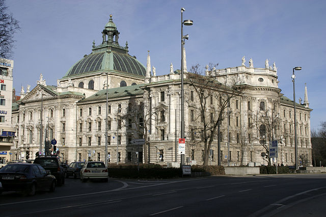 640px-Munich_-_Justizpalast_04