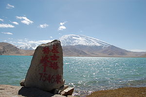 In the center of the picture Kuksay Tagh, to the right the Muztagata;  left of the rock of the Tuyuk