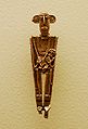 Vrouw met in haar linkerhand een kind en in haar rechterhand een staf. (Goud, 600 AD - 1600 AD)