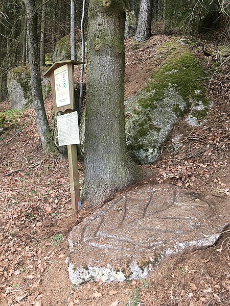 File:NDOÖ 241 Pechölstein in Schattau, Unterweißenbach.jpg