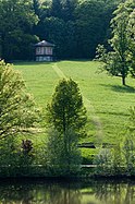 Deutsch: Gebäude und Wiese gegenüber des Bärenschlössles, Naturschutzgebiet Rotwildpark, Stuttgart. English: Building and meadow opposing the "Bärenschlössle" in the natural reserve "Rotwildpark", Stuttgart, Germany.
