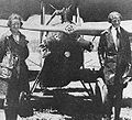 Neta Snuk i Amalija Erhart ispred aviona Kiner 1921.